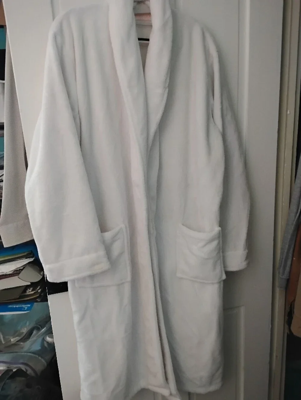 Plush White Robe New WOut Tags And Cosmetic bags Bundle Great Gift!